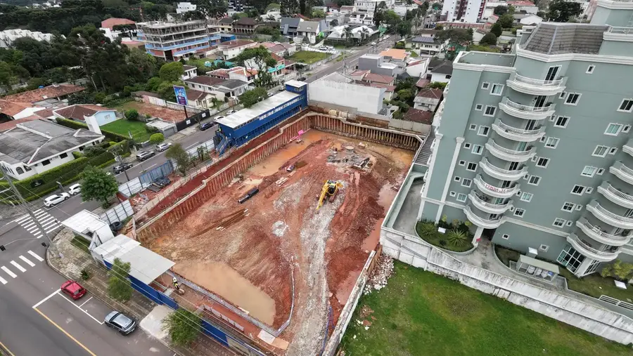 Vista aérea do canteiro com contenção perimetral executada