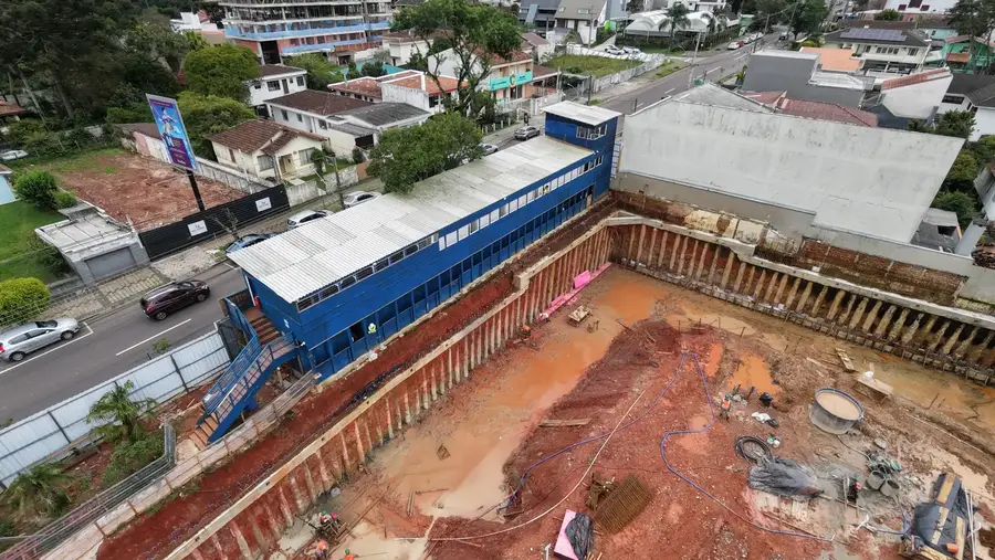 Canteiro de obras e área de vivência vistos da Rua São Sebastião