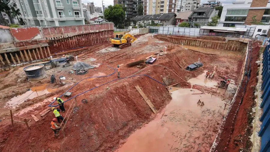 Equipe trabalhando na escavação e fundações